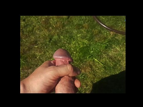 ❤️ O bunăciune fierbinte își face sex cu păsărica roz și ejaculează cu un squirt într-o grădină de vară at ro.ladyxxxporno.ru ️❤